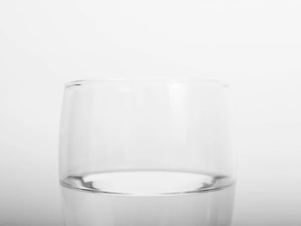 Vidro Transparente Água Cristalina Ainda Potável Preto Branco — Fotografia de Stock