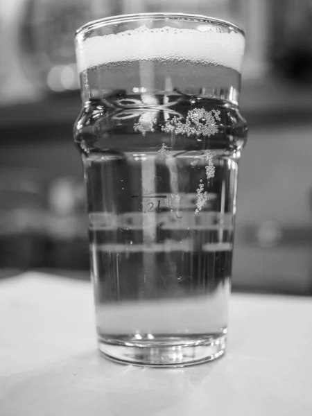黒と白のパブでイギリスのエール ビール アルコール飲料のパイント — ストック写真