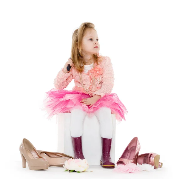 Aranyos Kislány Rózsaszín Ruhában Hajkefével Kezében Fehér Háttérrel Éves — Stock Fotó