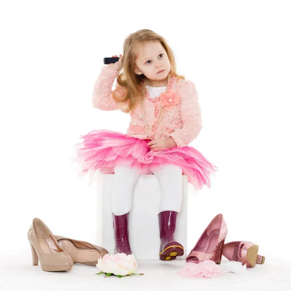 Aranyos Kislány Rózsaszín Ruhában Hajkefével Kezében Fehér Háttérrel Éves — Stock Fotó