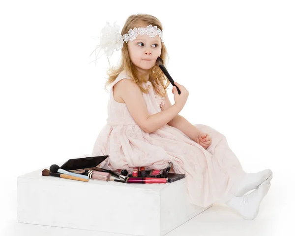 Menina Bonita Brincando Com Cosméticos Fundo Branco Anos Idade — Fotografia de Stock