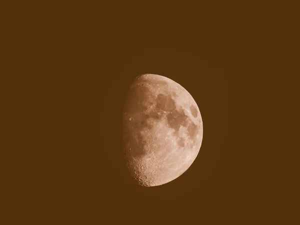 Vintage Patrząc Gibbous Księżyc Nad Ciemnym Czarnym Niebem Widziany Teleskopu — Zdjęcie stockowe