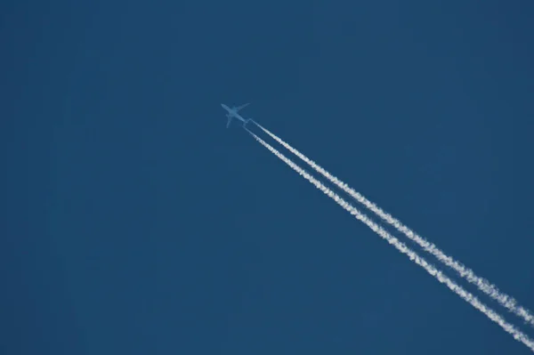 Ångspår Himlen Linjeformade Moln Producerade Flygplan — Stockfoto