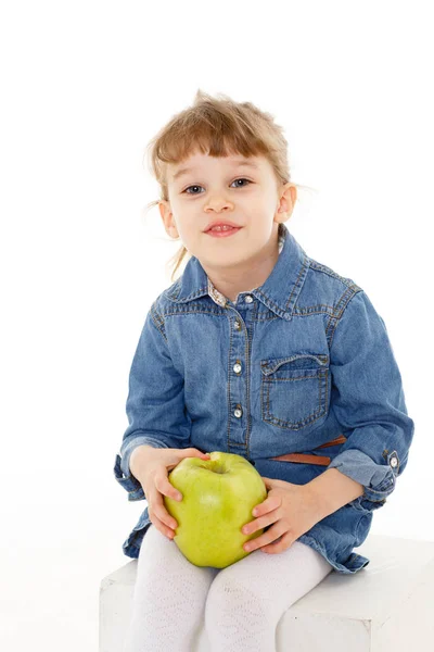 Солодка Маленька Дівчинка Свіжим Великим Яблуком Сидить Білому Тлі Здорова — стокове фото