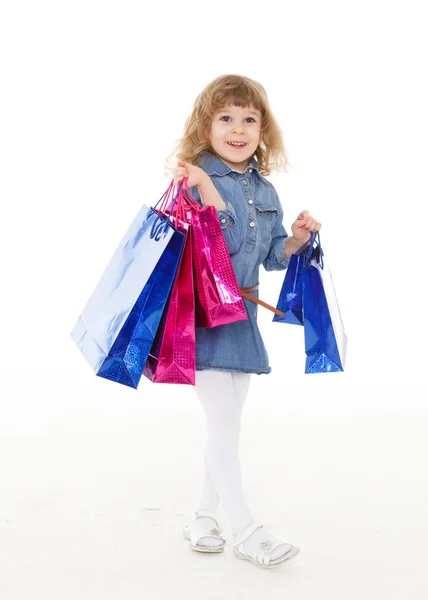 Feliz Niño Bonito Con Bolsas Compras Coloca Sobre Fondo Blanco — Foto de Stock