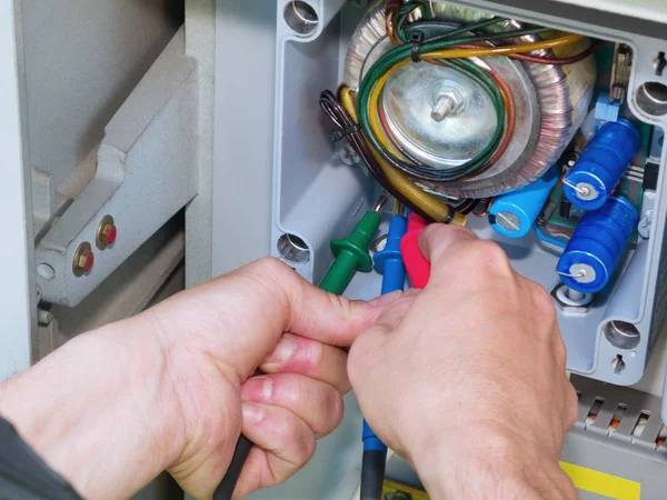 Mãos Eletricista Com Instrumento Teste Elétrico Para Uma Caixa Comutação — Fotografia de Stock