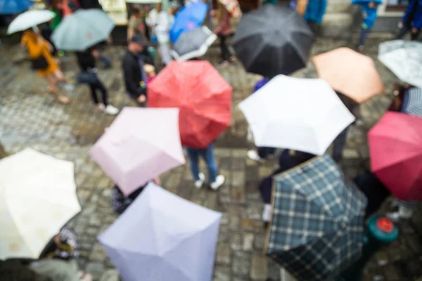 Fuori Fuoco Colpo Persone Con Ombrelli Giorno Pioggia — Foto Stock