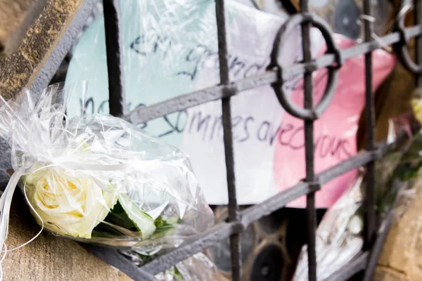 Nikolaikirche Ludzie Mają Kwiaty Francuską Flagę Wzniesioną Dla Upamiętnienia Ofiar — Zdjęcie stockowe