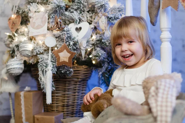 Happy Pretty Girl Toy Bear Sits Christmas Tree Room — Stock Photo, Image