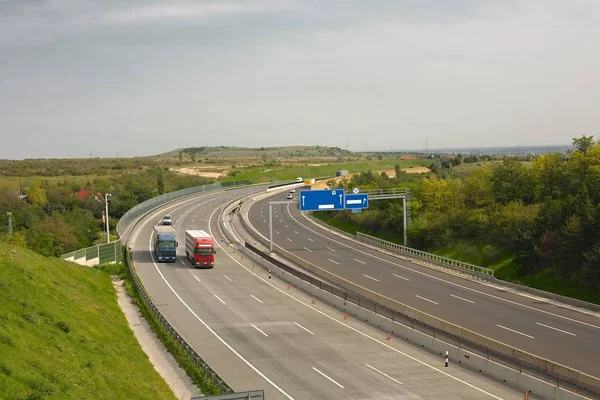 Yoldan Geçen Arabalar — Stok fotoğraf