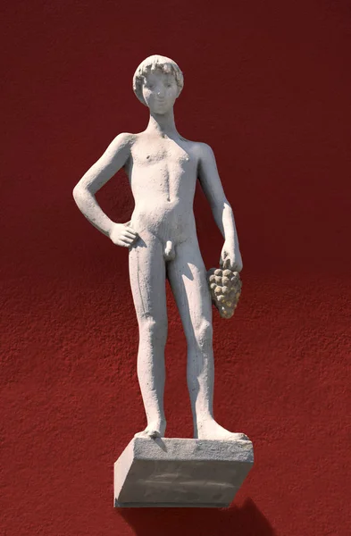 Скульптура Обнаженного Мальчика Виноградом — стоковое фото