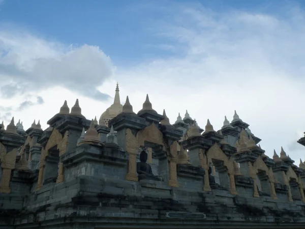 Αρχιτεκτονική Sandstone Padoga Στο Wat Phakung — Φωτογραφία Αρχείου