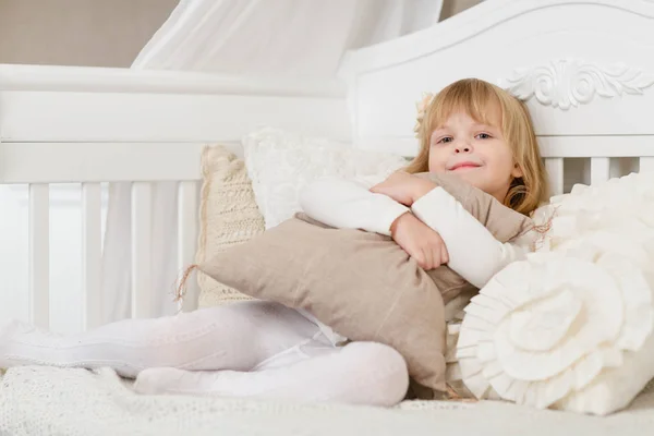 Glückliches Hübsches Mädchen Umarmt Kissen Sitzt Auf Einem Sofa Zimmer — Stockfoto
