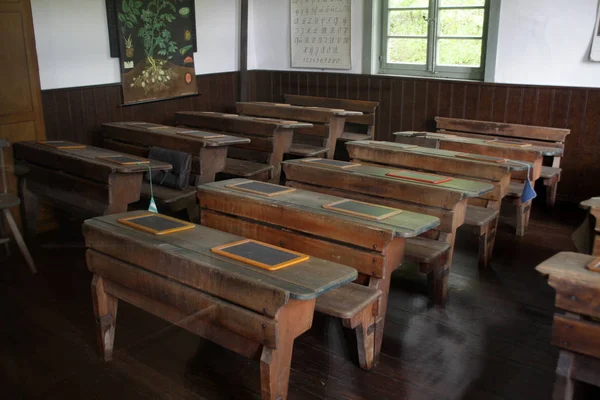 Mesas Velha Escola Uma Sala Aula — Fotografia de Stock