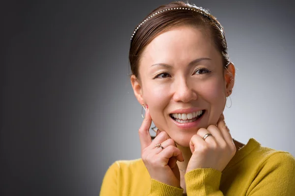 Uma Foto Uma Mulher Japonesa Sorridente Meia Idade — Fotografia de Stock