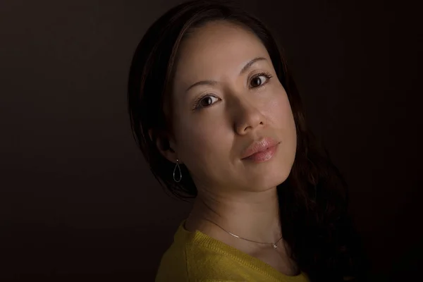 Een Headshot Van Een Triest Uitziende Middelbare Leeftijd Japanse Vrouw — Stockfoto