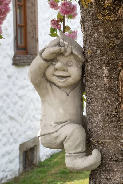 Lustiges Keramikmännchen Klettert Auf Baumstamm — Stockfoto