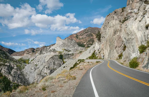Uma Estrada Montanha Curva Para Cima Direção Tioga Pass Perto — Fotografia de Stock