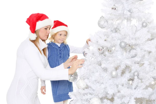 Menina Bonita Com Mãe Decorar Uma Árvore Natal Fundo Branco — Fotografia de Stock