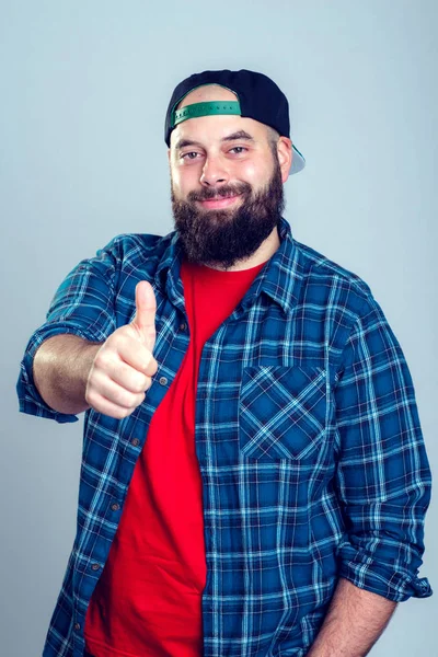 Hombre Joven Portador Con Tapa Béisbol Con Pulgar Hacia Arriba — Foto de Stock