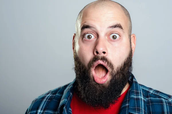 Young Bearded Man Lokking Amazed Camera — Stock Photo, Image