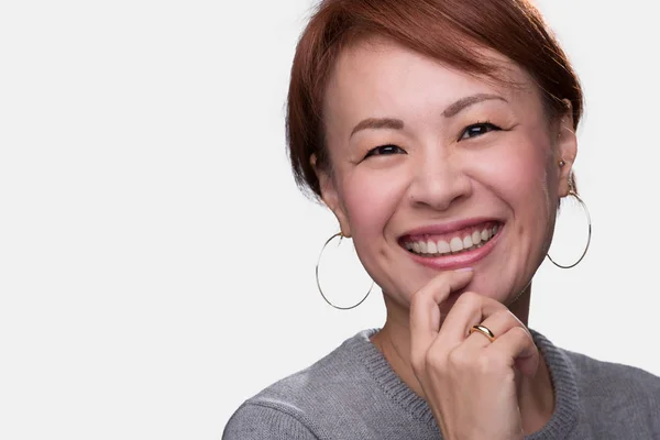 Een Headshot Van Een Lachende Midden Leeftijd Japanse Vrouw Een — Stockfoto