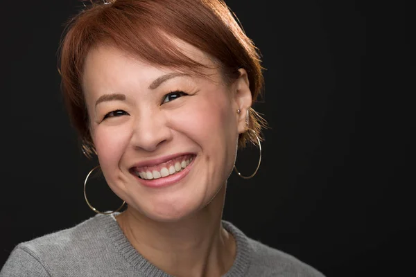 Una Foto Una Sonriente Mujer Japonesa Mediana Edad —  Fotos de Stock