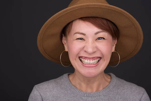 Een Headshot Van Een Lachende Midden Leeftijd Japanse Vrouw — Stockfoto