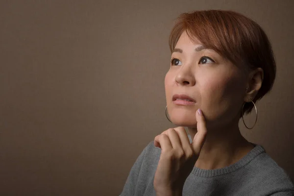 Düşünceli Orta Yaşlı Japon Kadın Bir Headshot — Stok fotoğraf