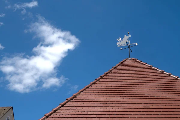 Wetterfahne Mit Teufel Auf Rotem Dach — Stockfoto