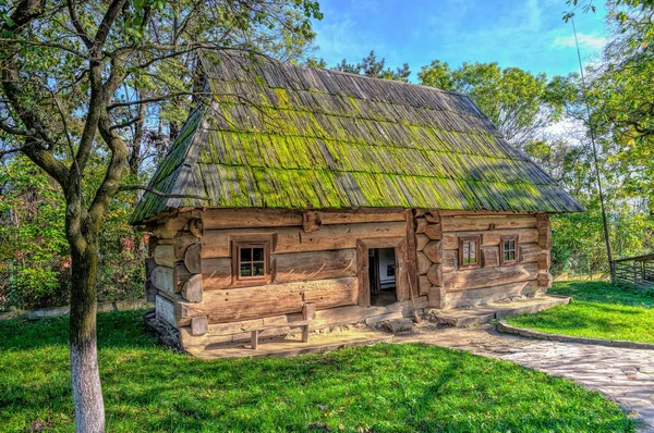 Oude Blokhut Met Een Bank Bij Ingang Een Dak Bedekt — Stockfoto