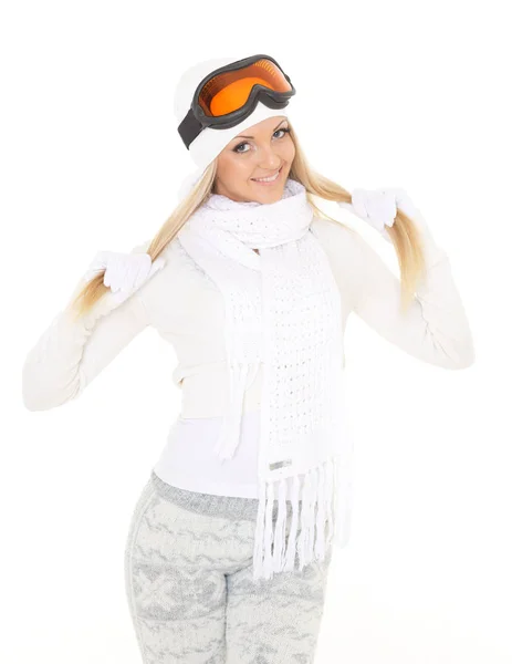 年轻快乐的女人穿着保暖的衣服 戴着滑雪眼镜 站在白色的背景上 冬季运动 — 图库照片