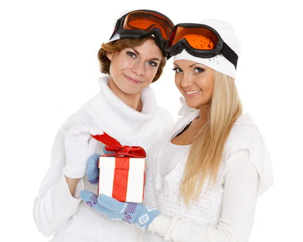 Duas Jovens Mulheres Bonitas Roupas Inverno Copos Esqui Com Caixa — Fotografia de Stock