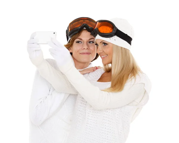 Duas Jovens Mulheres Bonitas Roupas Inverno Óculos Esqui Com Telefone — Fotografia de Stock