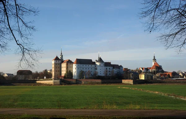 Zamek Renesansowy Łabie Pobliżu Torgau Morgenund Stadtkirche — Zdjęcie stockowe