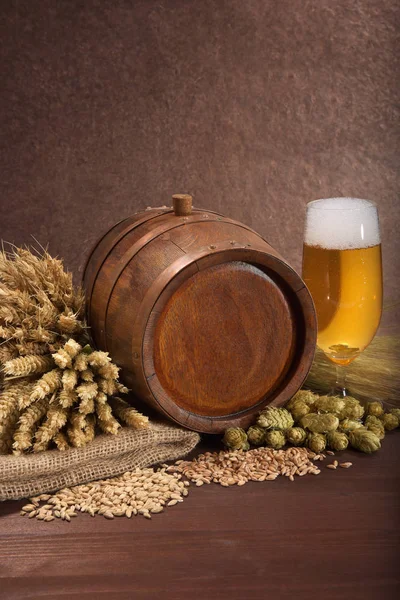 Altes Holzfass Mit Bierglas Weizen Gerste Hopfen Und Malz — Stockfoto