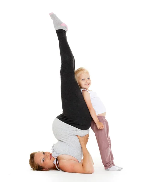 Młoda Kobieta Małą Córeczką Wykonuje Ćwiczenia Sportowe Białym Tle Zdrowa — Zdjęcie stockowe