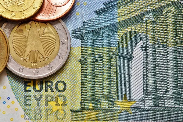 几个欧洲人躺在一张5欧元的钞票上 — 图库照片