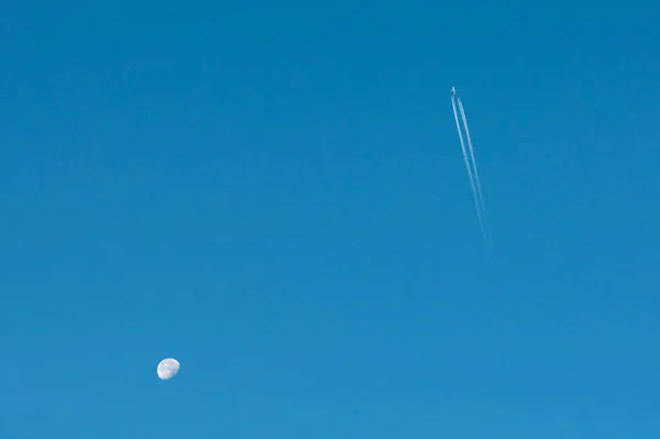 Księżyc Błękitnym Niebie Samolocie — Zdjęcie stockowe