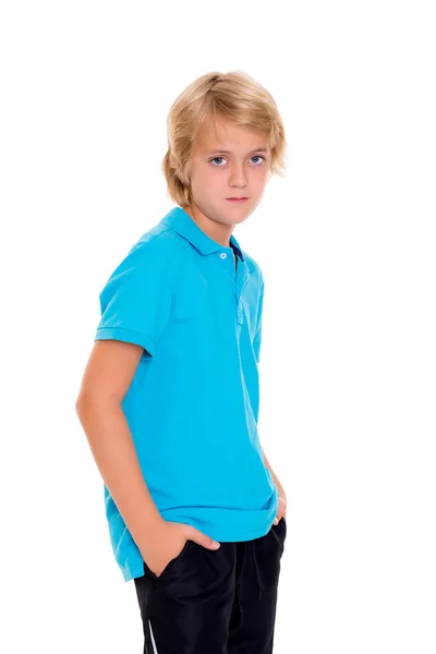 Portret Van Een Ernstige Blonde Jongen Voorkant Van Witte Achtergrond — Stockfoto