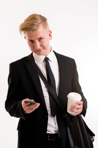 Kahve Fincanı Telefonla Siyah Takım Elbiseli Genç Bir Adamının Portresi — Stok fotoğraf