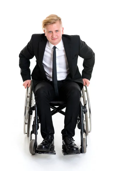 坐在轮椅上的年轻商人的肖像 — 图库照片