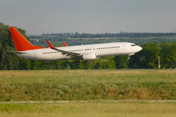 Bir Yolcu Uçağının Inişi — Stok fotoğraf