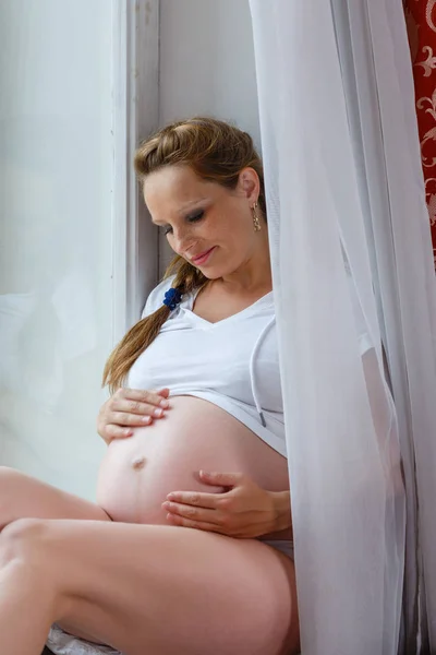 Zwangere Vrouw Zit Buurt Venster Kamer — Stockfoto