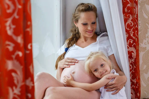 Hamile Bir Kadın Küçük Kızı Odanın Penceresinin Yanında Oturuyorlar Mutlu — Stok fotoğraf