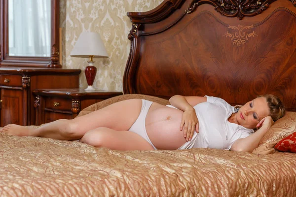 Έγκυος Κοιμάται Στο Κρεβάτι Στην Κρεβατοκάμαρα Του Σπιτιού — Φωτογραφία Αρχείου