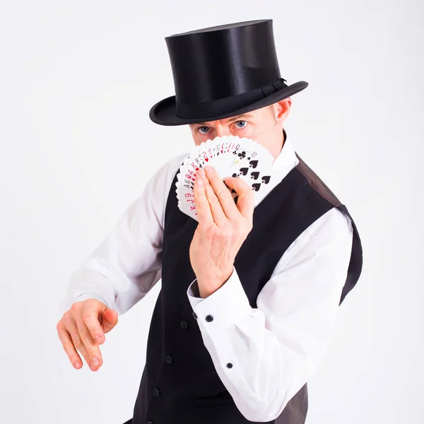 魔术师在他的面前拿牌 免版税图库照片