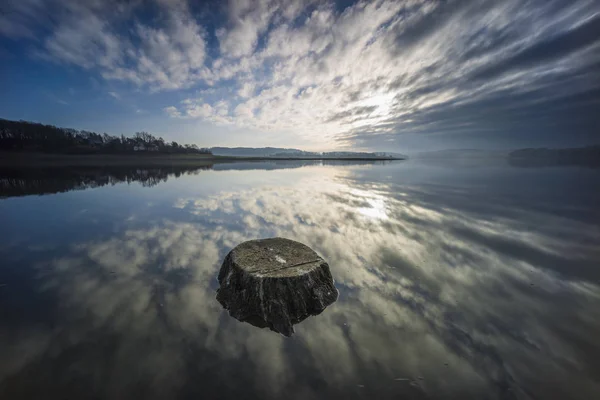 Nascer Sol Neblina Reflexo Das Nuvens Lago Coto Árvore Águas — Fotografia de Stock