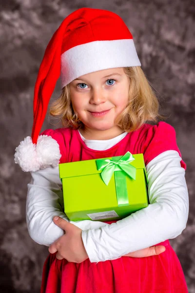 Petite Fille Avec Santa Casquette Cadeau — Photo