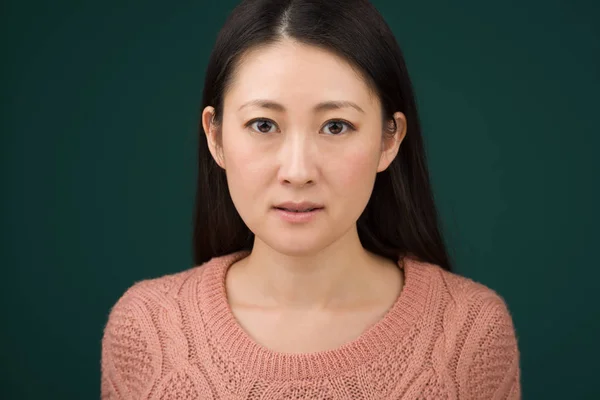 Headshot Japanese Woman Hear Early 30S Simple Green Background — Stock Photo, Image